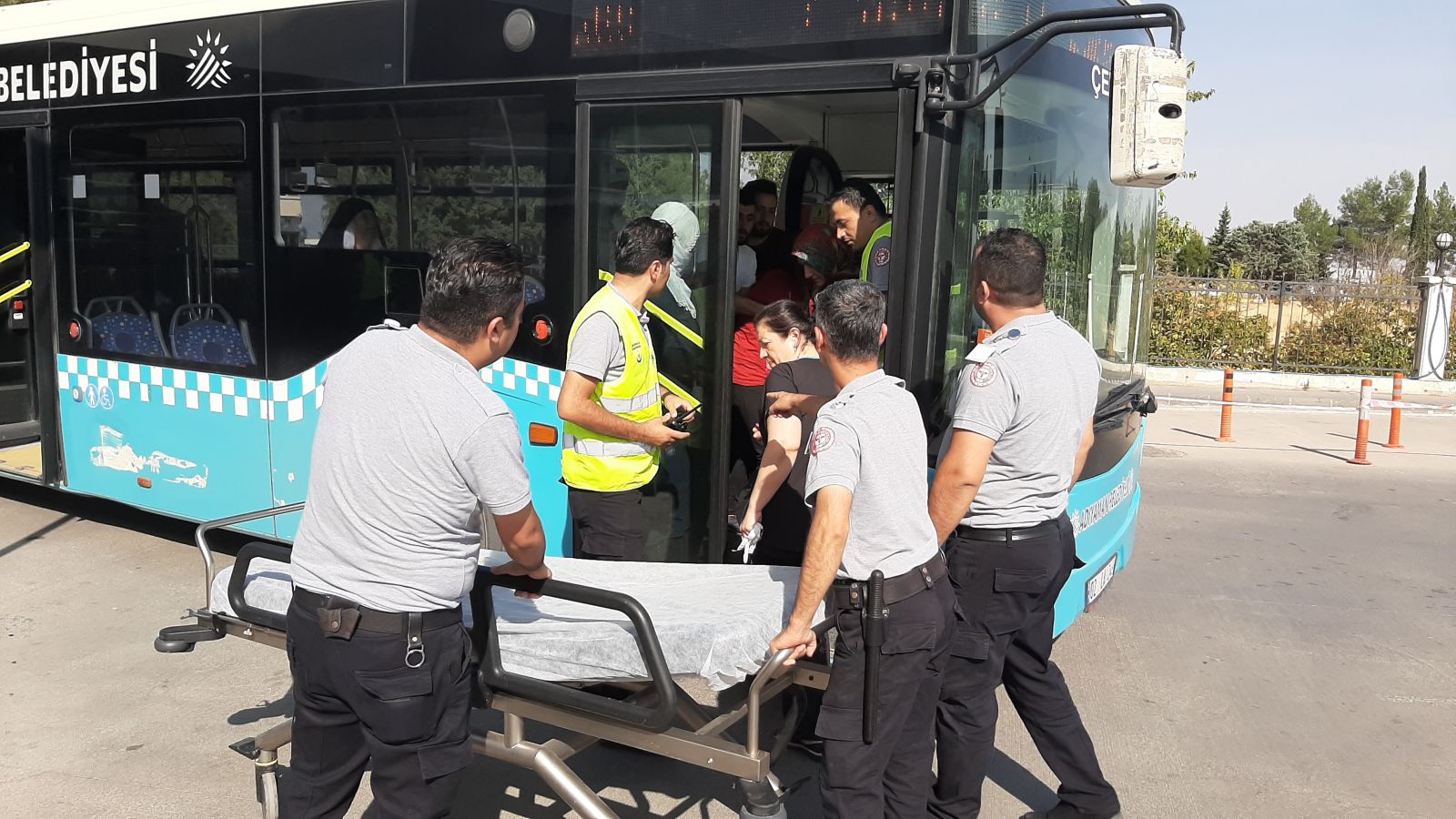 Otobüste kalp krizi geçiren yolcuyu hastaneye yetiştirdi