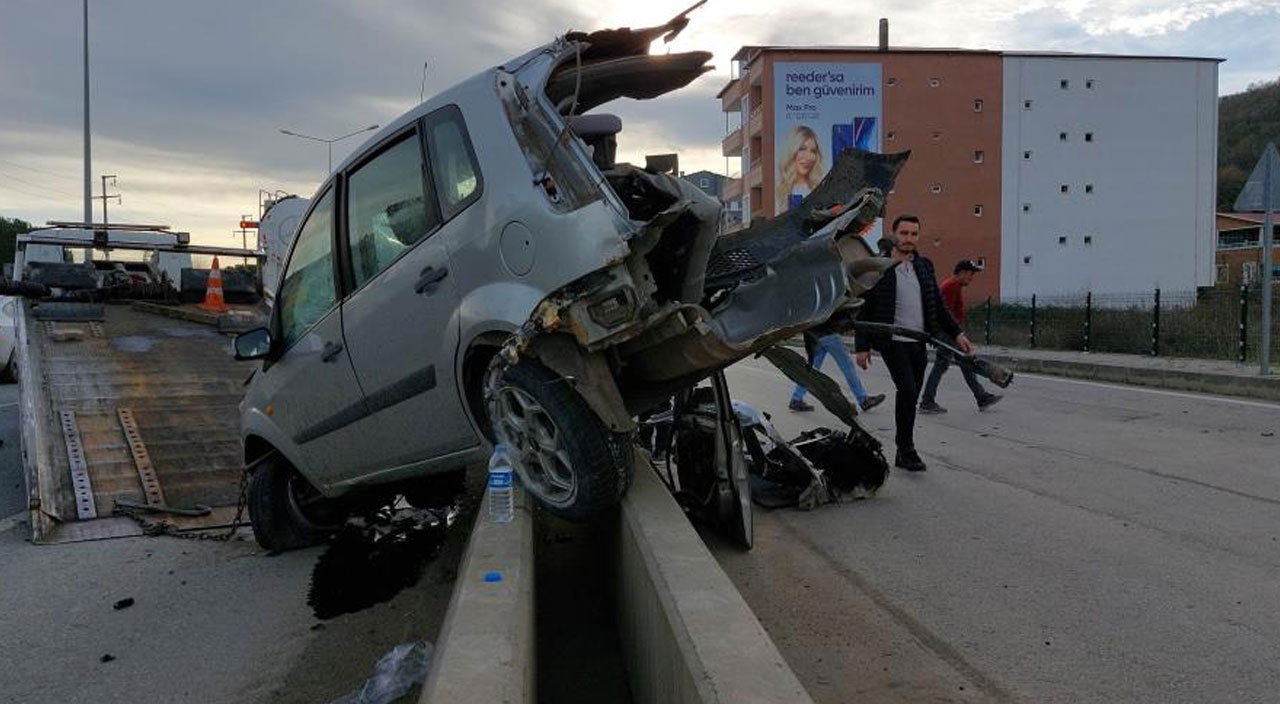 Otomobil parçalara ayrıldı: Kazayı yaralı olarak atlattı Otomobil parçalara ayrıldı: Kazayı yaralı olarak atlattı