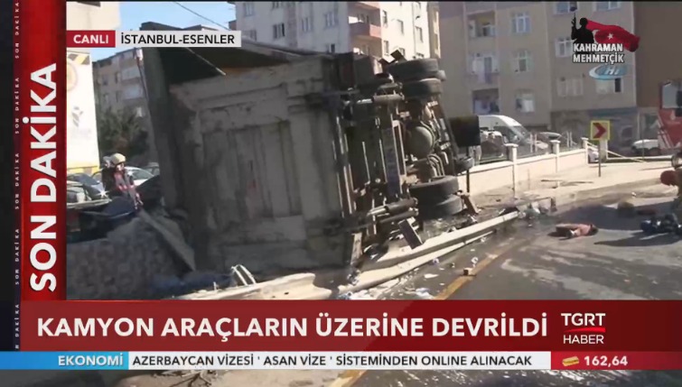 Son dakika! Esenler'de kamyon araçların üzerine devrildi