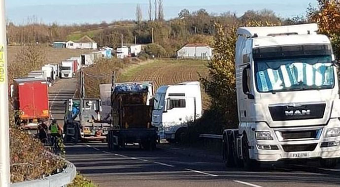 Kamyoncular usandırdı, köylüler yol kenarına klozet yerleştirdi