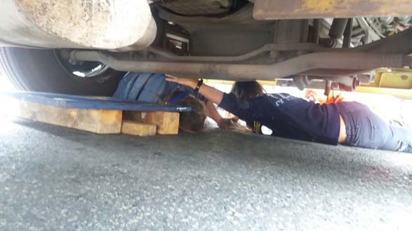 Kamyon kadının üstünden geçti!