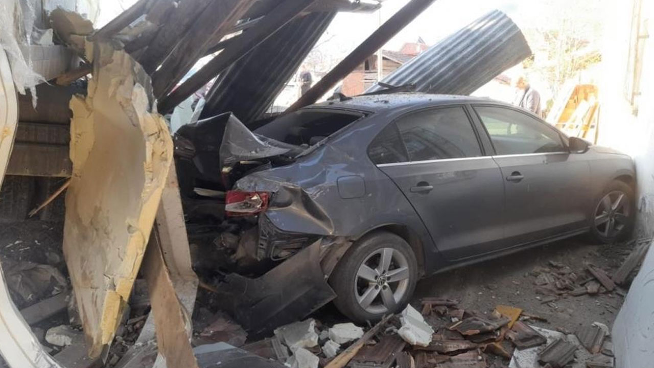 Feci kaza: Yoldan çıkan kamyon eve girdi