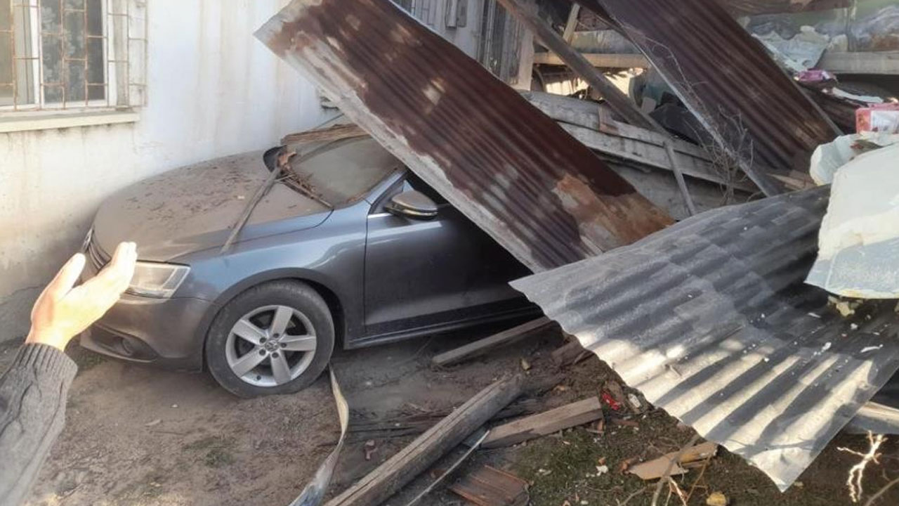 Feci kaza: Yoldan çıkan kamyon eve girdi