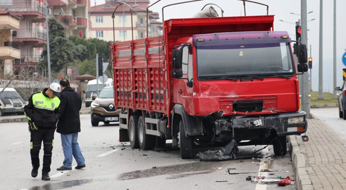 Kamyon ile otomobil çarpıştı: 1 ölü, 2 yaralı