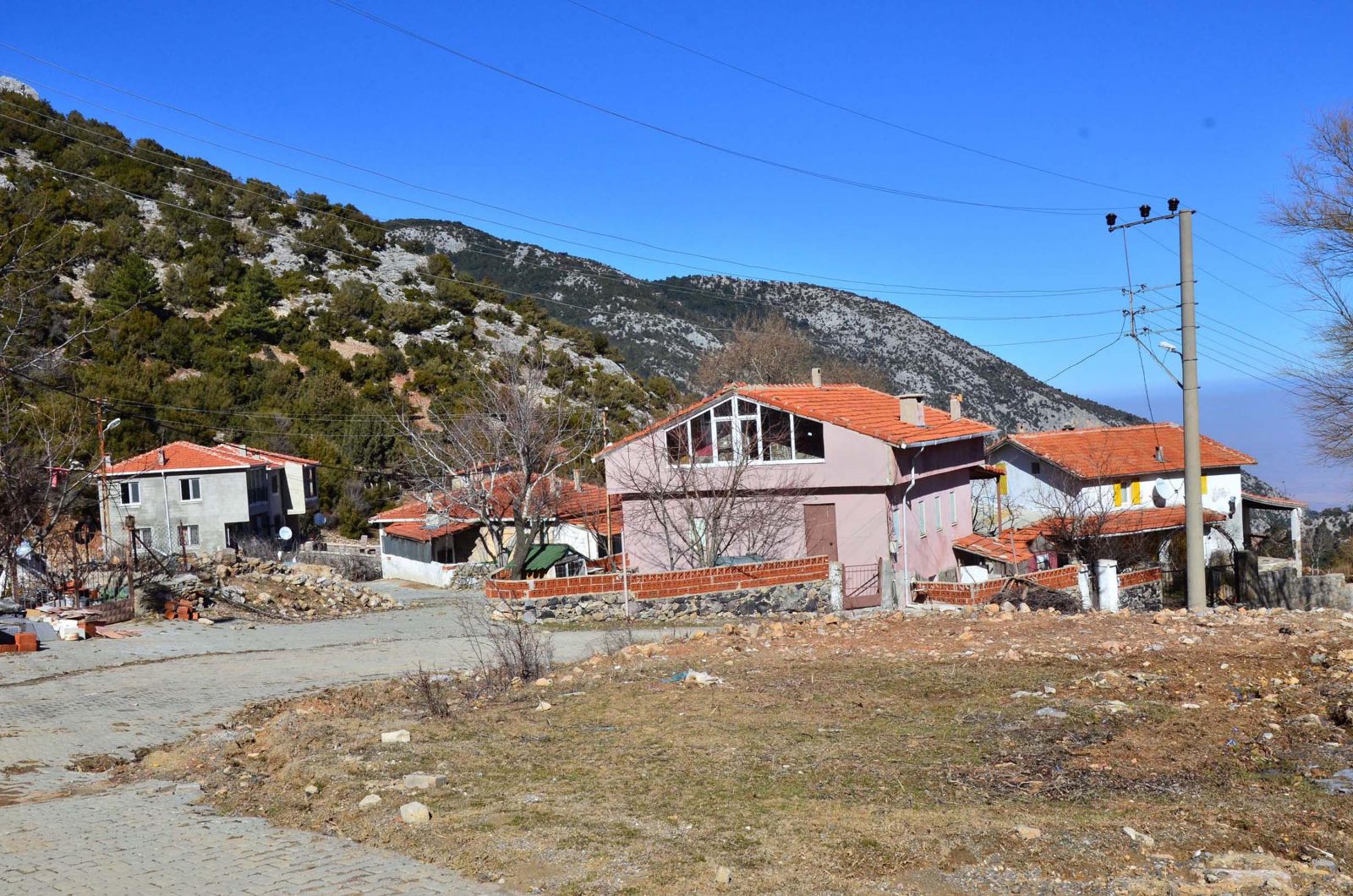 Kanser hastalarına şifa veren köy, turistlerin akınına uğradı