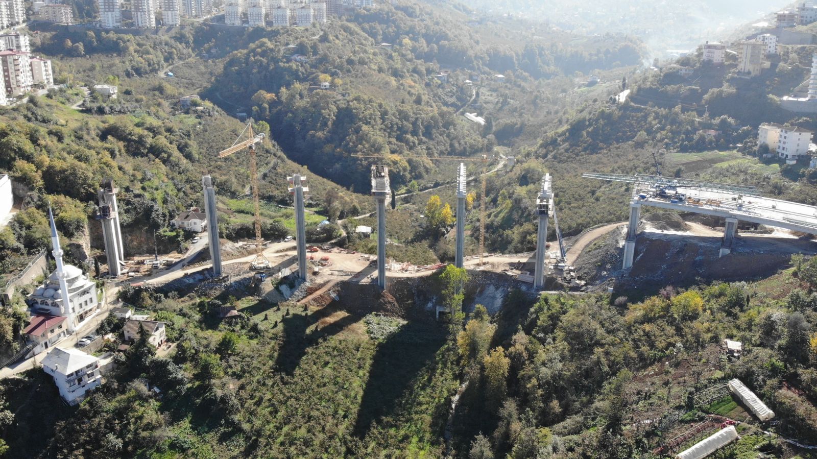 Türkiye'nin maliyeti en yüksek şehir içi yol inşaatlarından biri olarak gösteriliyor Türkiye'nin maliyeti en yüksek şehir içi yol inşaatlarından biri olarak gösteriliyor