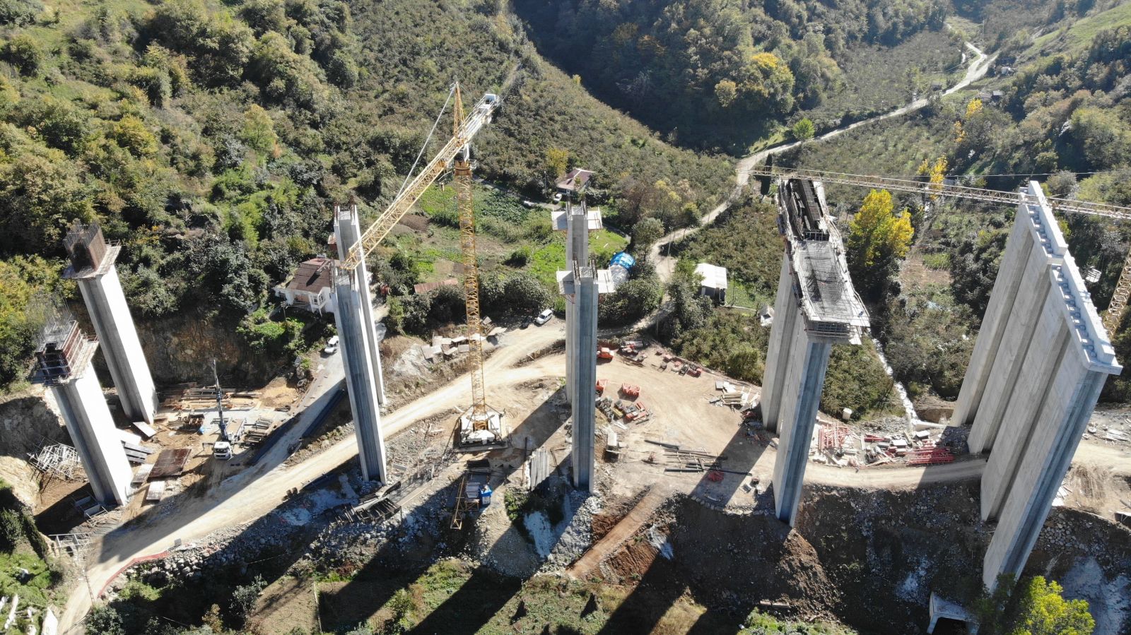 Türkiye'nin maliyeti en yüksek şehir içi yol inşaatlarından biri olarak gösteriliyor Türkiye'nin maliyeti en yüksek şehir içi yol inşaatlarından biri olarak gösteriliyor