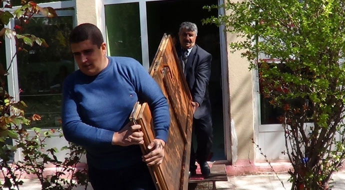 Karakoyunlu Belediye Başkanı Ballı, makam odasının kapısını söktürdü