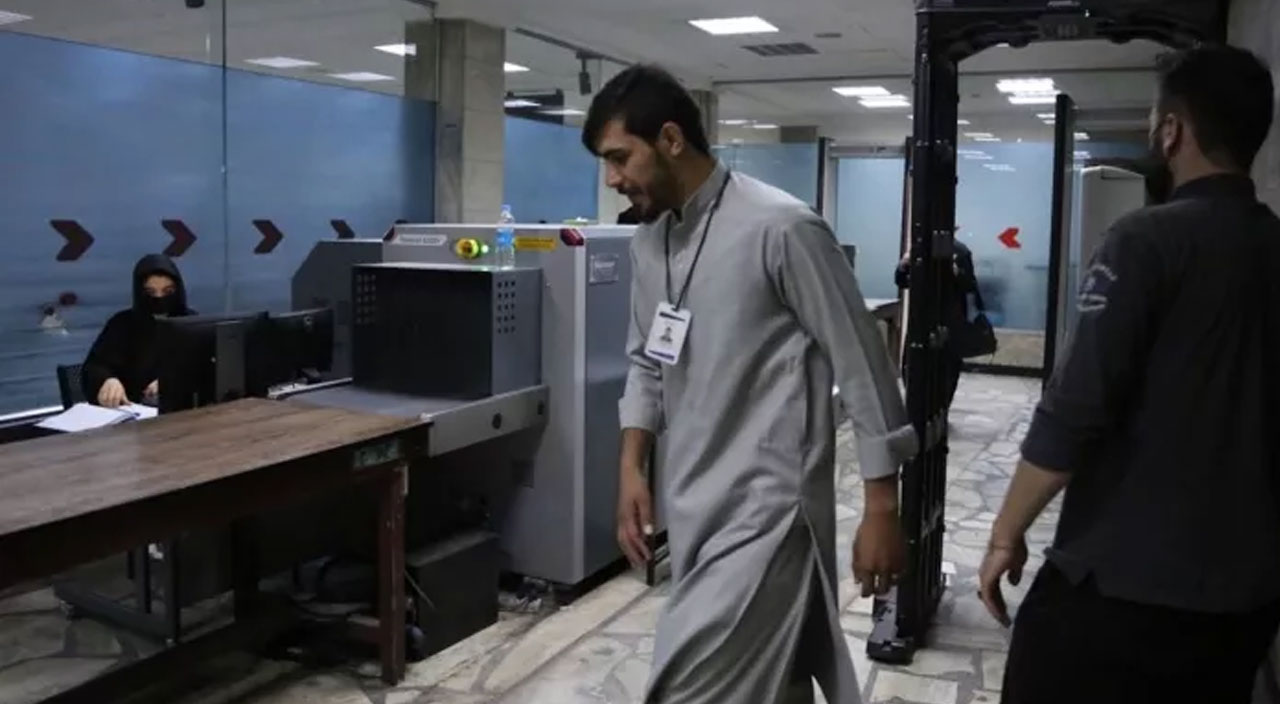 Kabil havalimanında çalışan kadın personeller görevlerine geri döndü