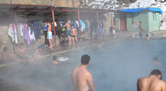 Eksi 20 derece soğukta vatandaşlar kaplıcaya akın etti