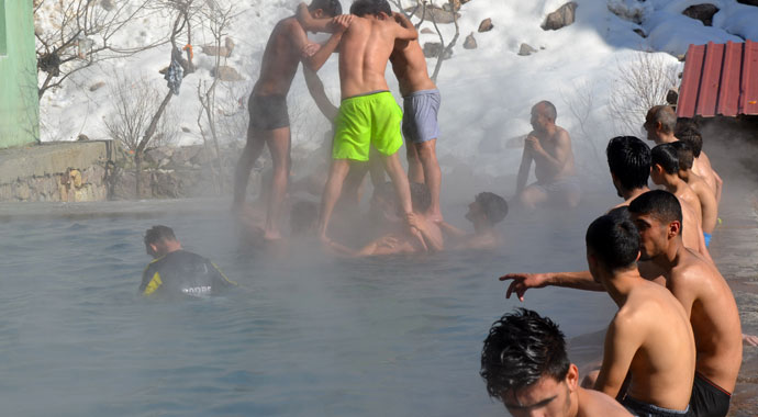 Eksi 20 derece soğukta vatandaşlar kaplıcaya akın etti