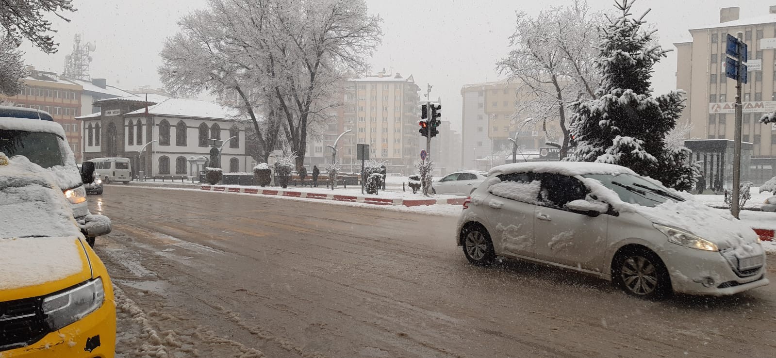 Afyonkarahisar’da kar kalınlığı 5 santimetreyi buldu