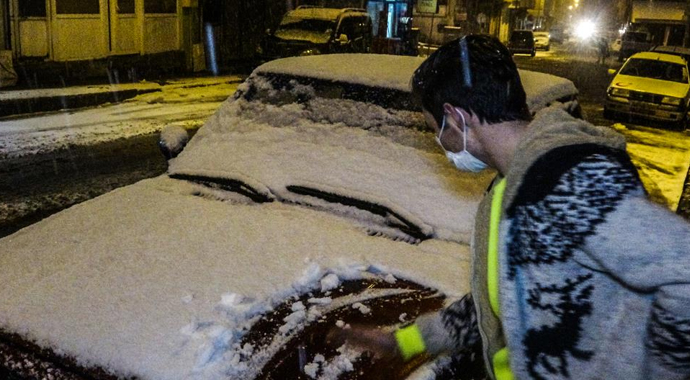 Nisan ayında kar sürprizi: Kent beyaza büründü
