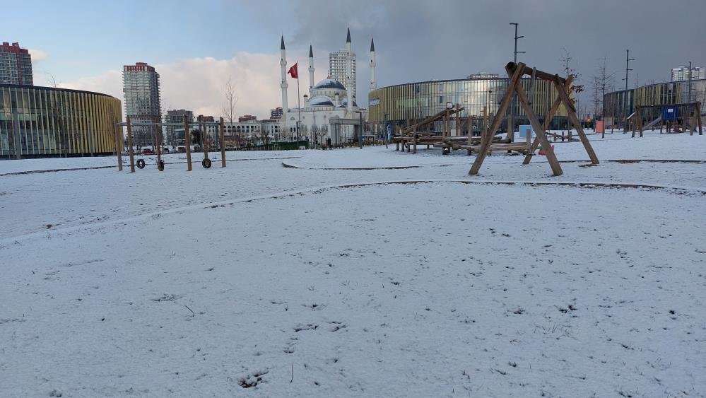 Beklenen kar başladı, Başakşehir beyaza büründü