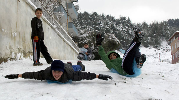 Sondakika! KAR TATİLİ OLN İLLER! CUMA Kar tatili olan ŞEHİRLER, ANKARA'da okullar tatil mi?