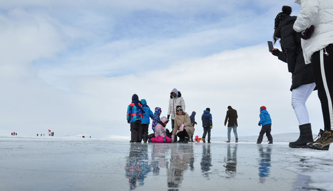 Hayatlarında ilk kez buz gören çocuklar ne yapacağını şaşırdı