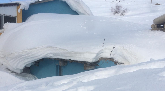 Evler kar altında kaldı