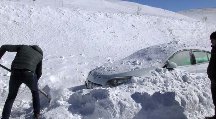 Ardahan-Göle karayolunda onlarca araç karda kayboldu