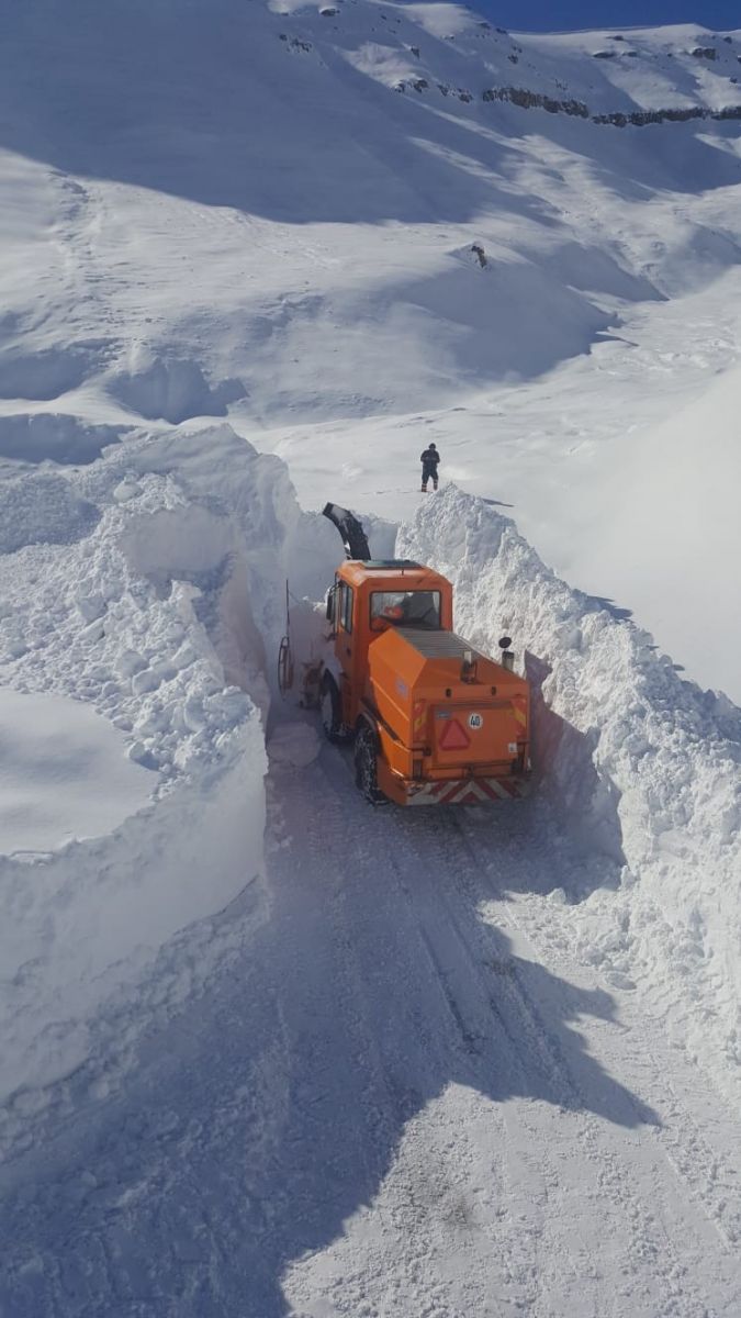 Kar kalınlığı 4 metreyi aştı, ekipleri yolları açmak için seferber oldu