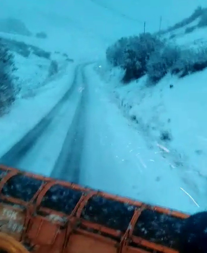 Kar nedeniyle araçlar yolda kaldı