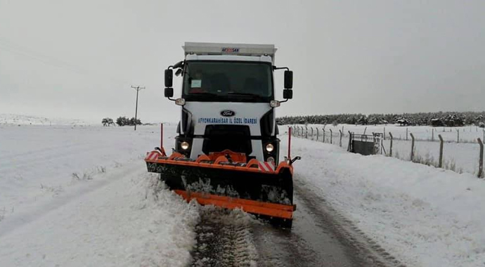 Kar nedeniyle kapanan köy yolunda araçları ile mahsur kaldılar
