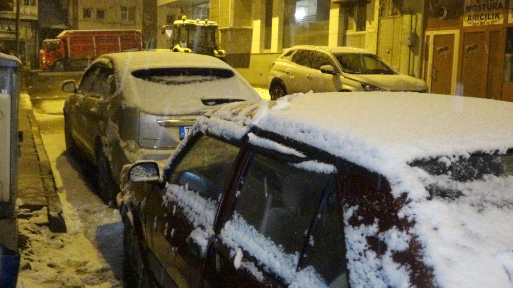 Nisan ayında kar sürprizi: Kent beyaza büründü