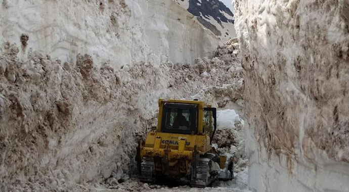 Mayıs ayında karla mücadele: Tam 8 metre