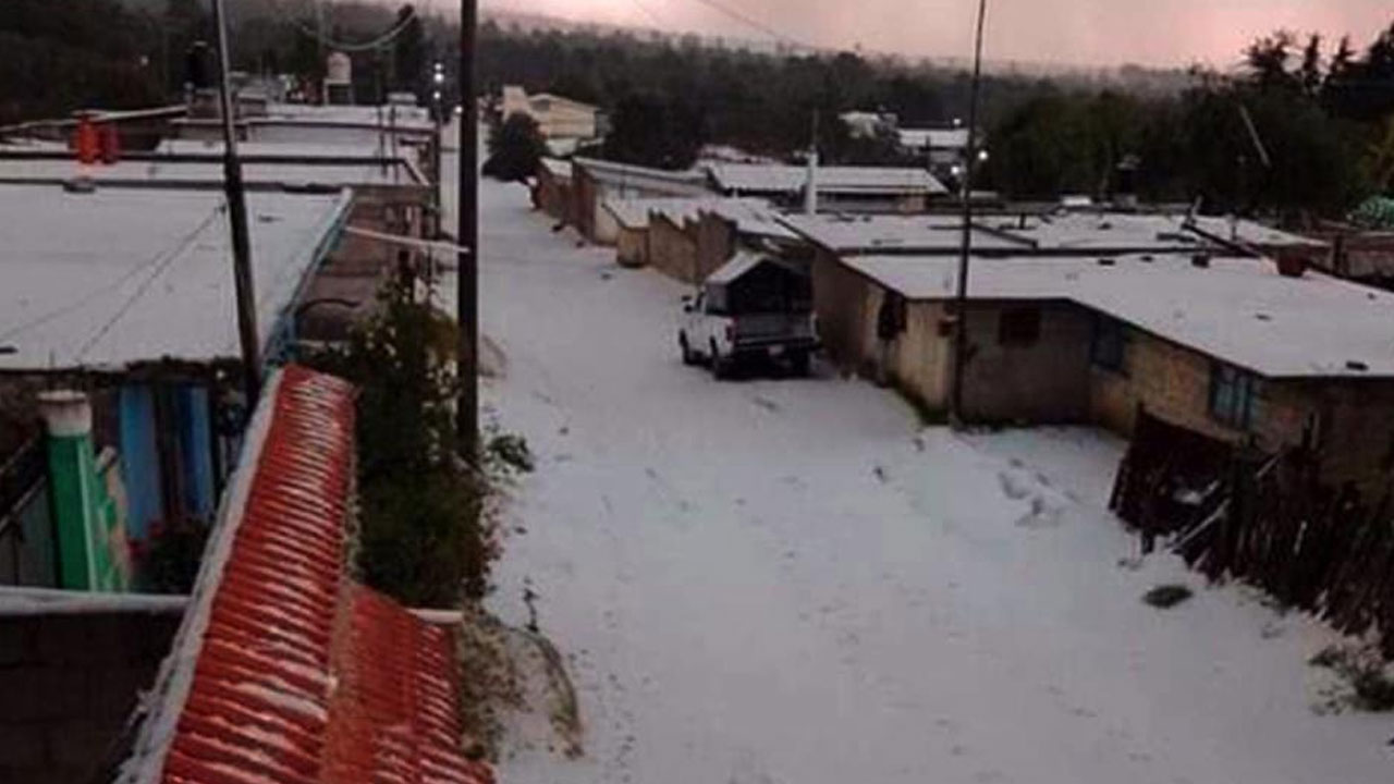 Halk şaşkın: Tlachichuca şehrine tarihinde ilk kez kar yağdı, yollar kapandı