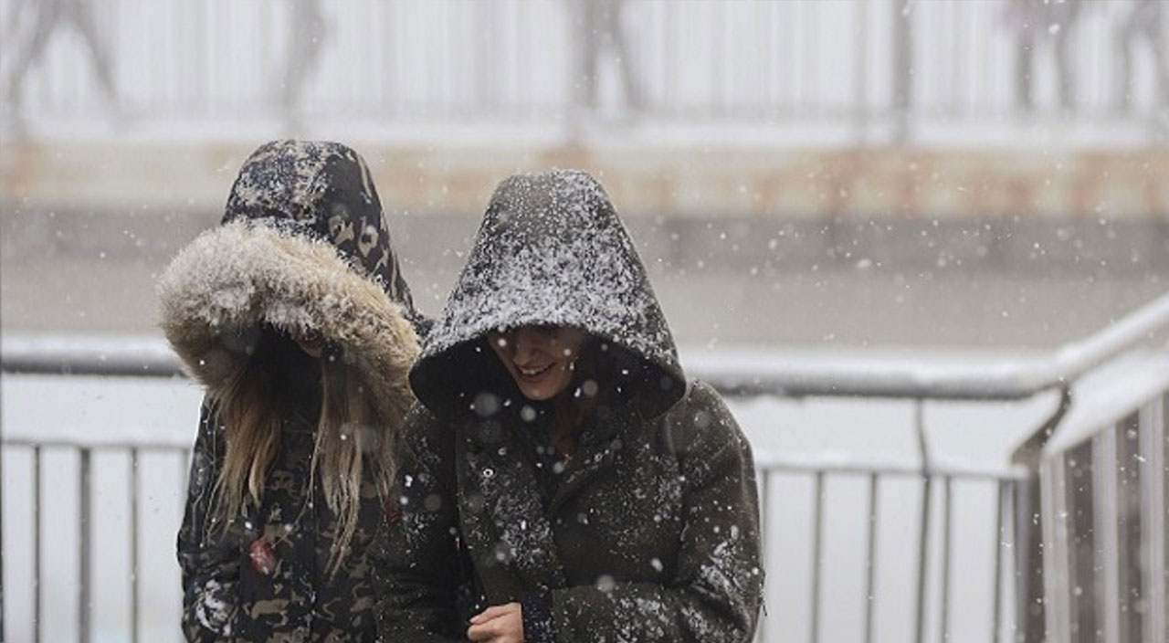 Karlı havada düşmemek için dikkat: Eller cepte yürümeyin