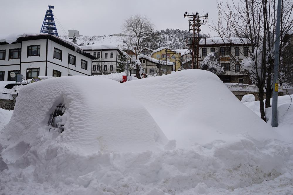 Kar kalınlığı 2 metreyi aştı, vatandaş kürekle araçlarını aradı