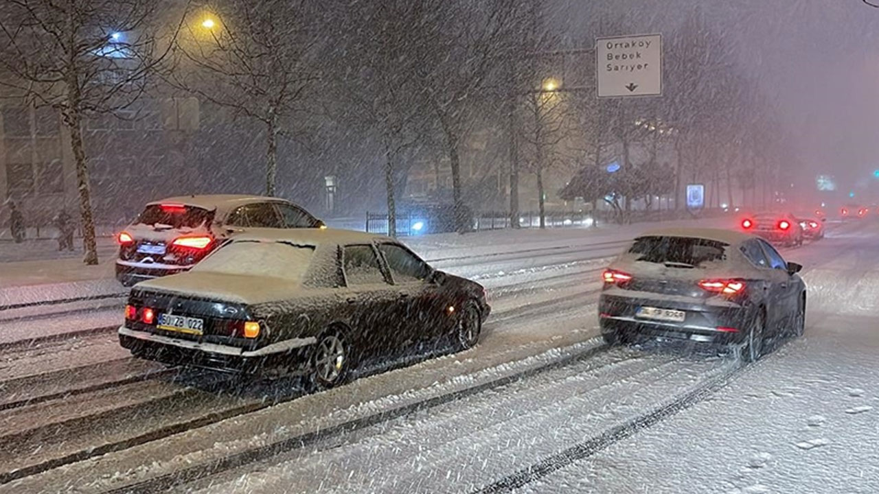 İstanbul'da Aybar alarmı! Kar bastırdı göz gözü görmüyor