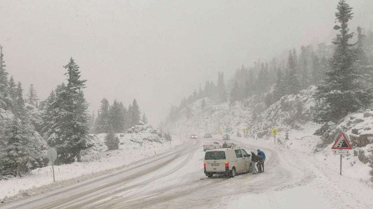 Bahara hasret kaldık... Antalya’ya nisan ayında kar yağdı!