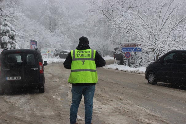 Uludağ'da kardan yol kapandı, kilometrelerce kuyruk oluştu!