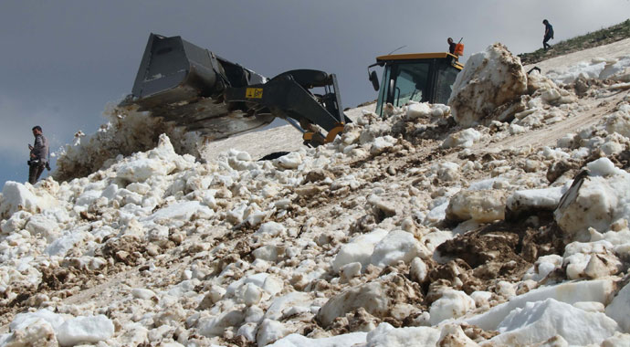 Yaz mevsiminde karla mücadele çalışması