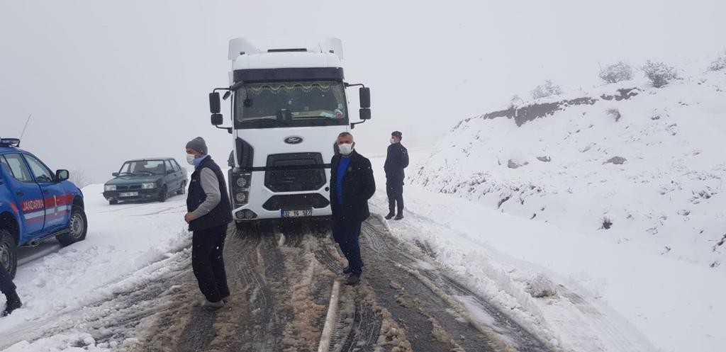Kar nedeniyle kapanan köy yolunda araçları ile mahsur kaldılar