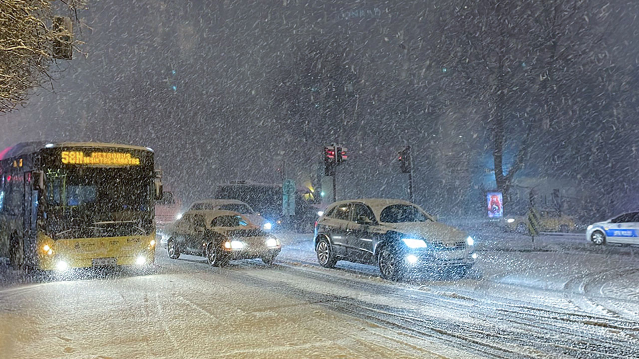 İstanbul'da Aybar alarmı! Kar bastırdı göz gözü görmüyor