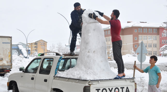 Arabasının arkasına yaptığı kardan adamla şehir turu attı
