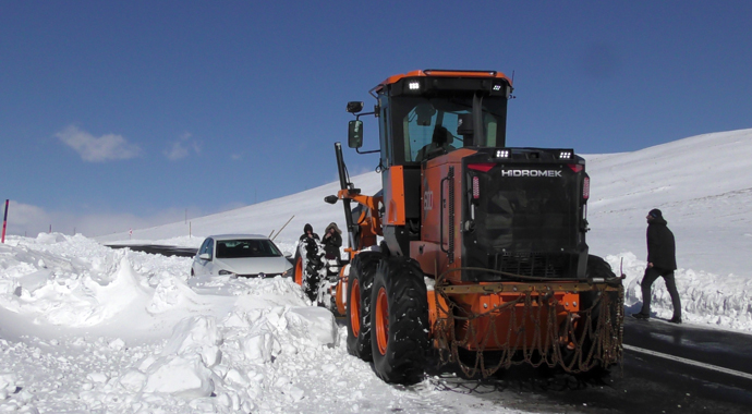 Ardahan-Göle karayolunda onlarca araç karda kayboldu