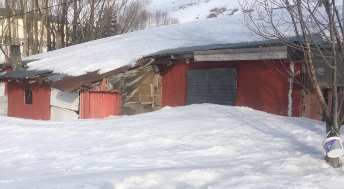 Evler kar altında kaldı