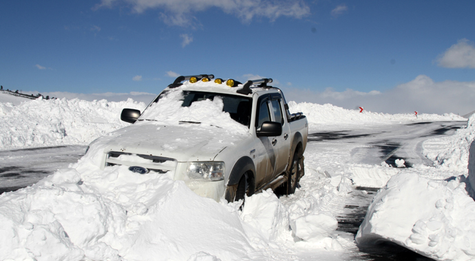 Ardahan-Göle karayolunda onlarca araç karda kayboldu