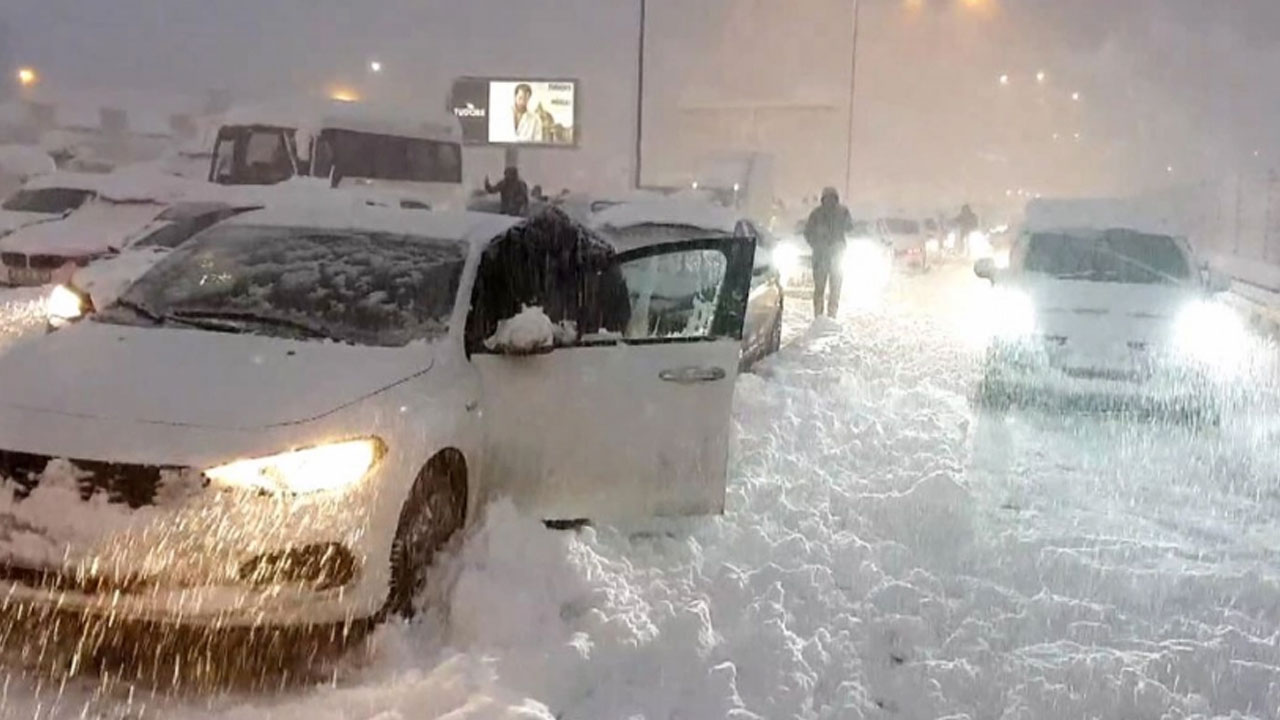İstanbul'da Aybar alarmı! Kar bastırdı göz gözü görmüyor
