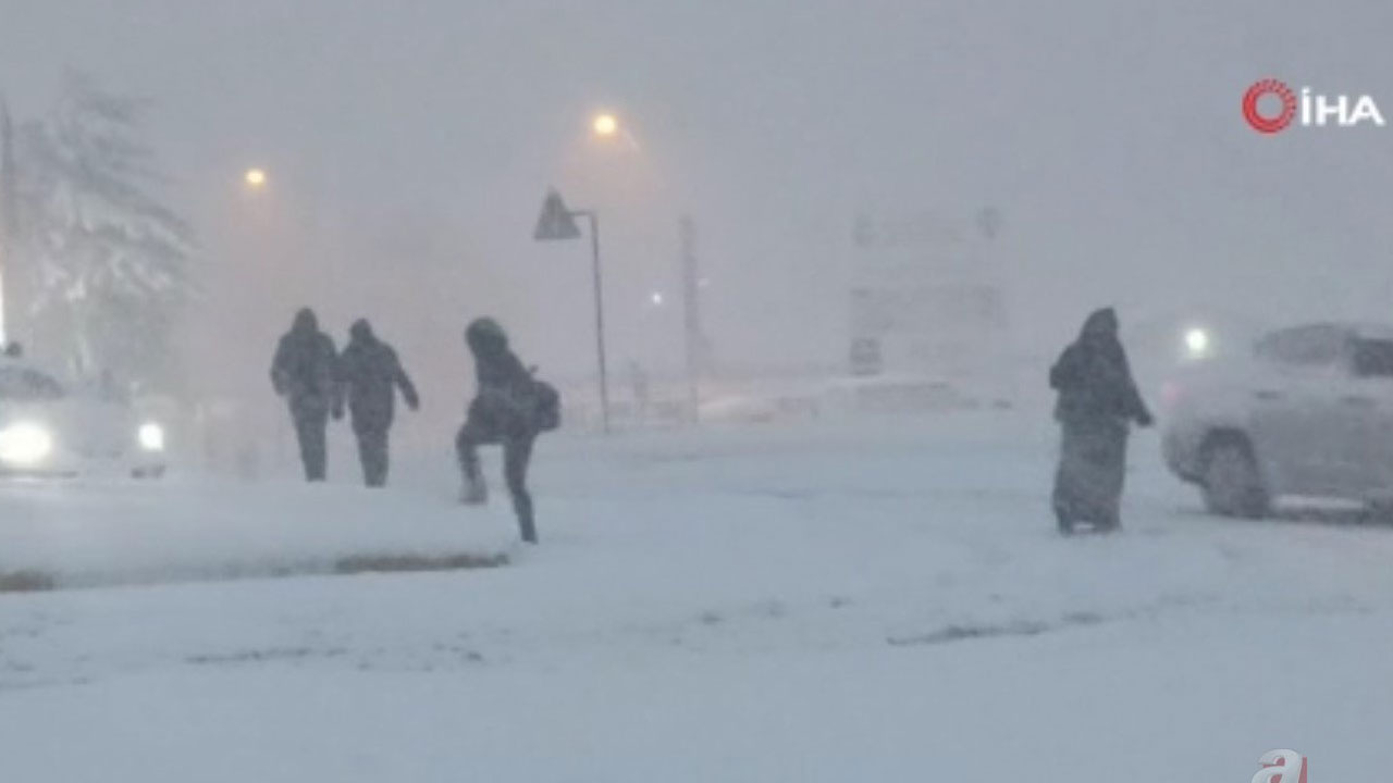 İstanbul'da Aybar alarmı! Kar bastırdı göz gözü görmüyor