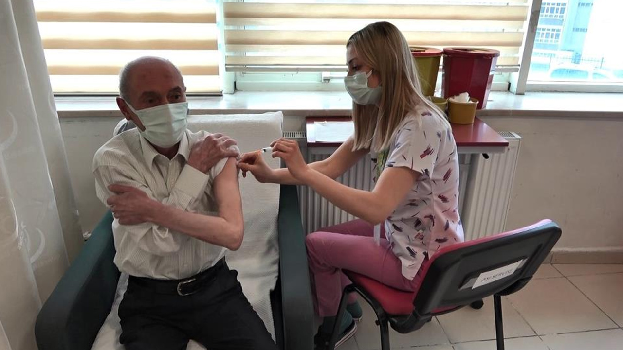 Yerli aşıya büyük ilgi: Yurdun dört bir yanında Turkovac uygulanmaya başladı