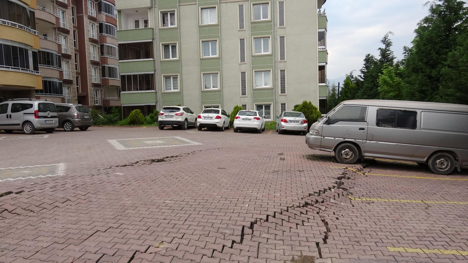 Karabük'te iki sitenin bahçesinde çökme meydana geldi, yolda çatlaklar oluştu