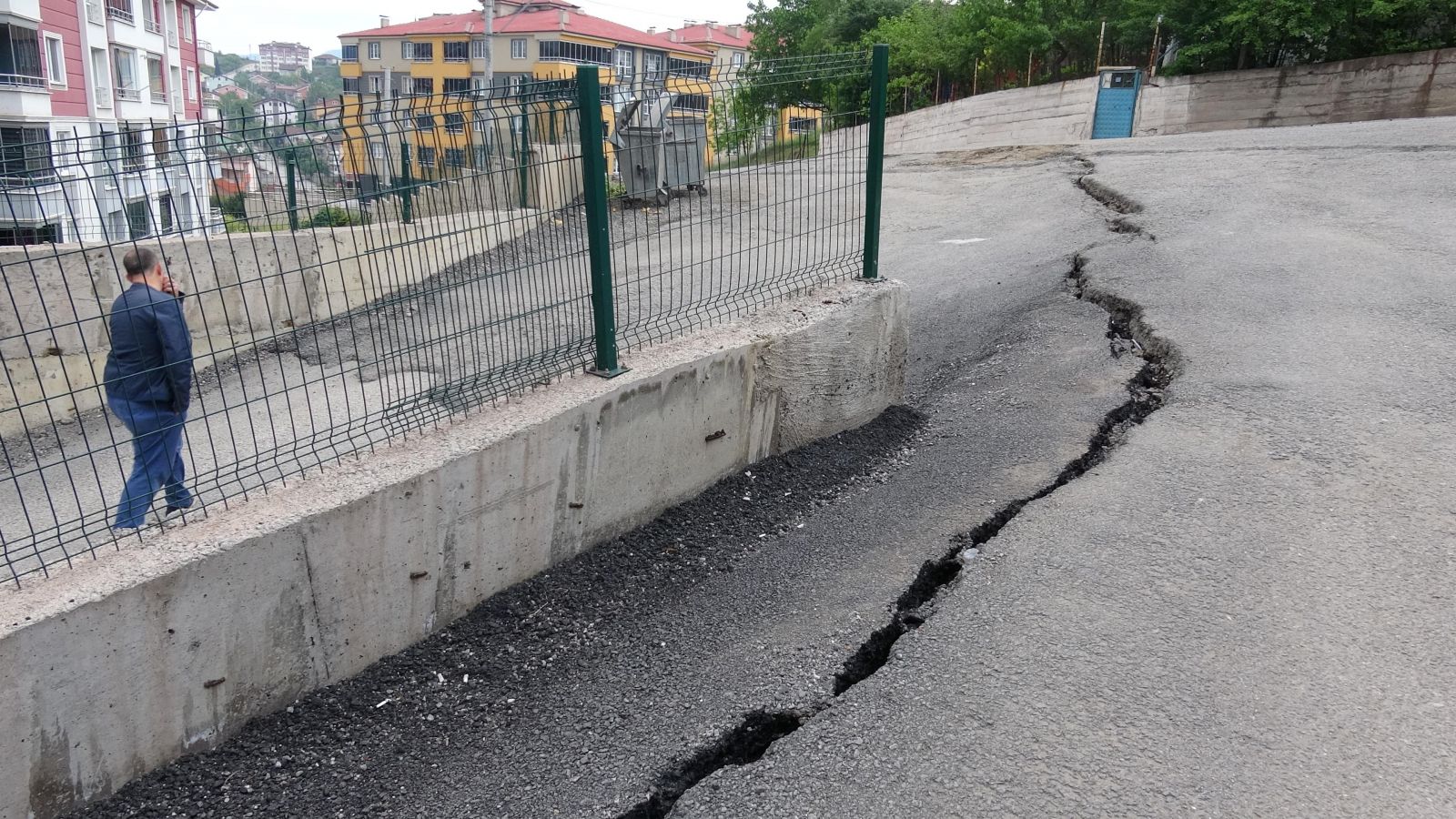 Karabük'te iki sitenin bahçesinde çökme meydana geldi, yolda çatlaklar oluştu