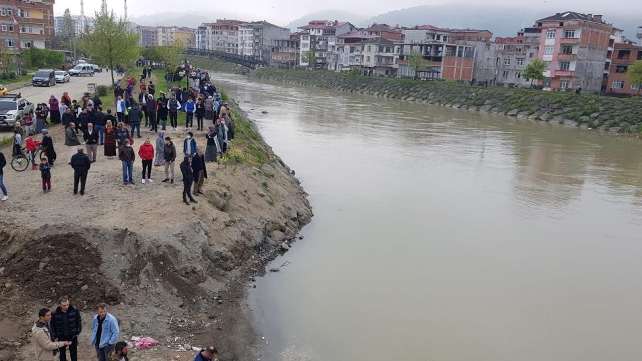Düştüğü dereden Karadenize sürüklenen çocuktan acı haber geldi