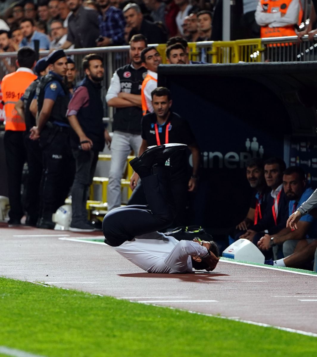 Karaman, topu kontrol etmek isterken yere düştü Karaman, topu kontrol etmek isterken yere düştü