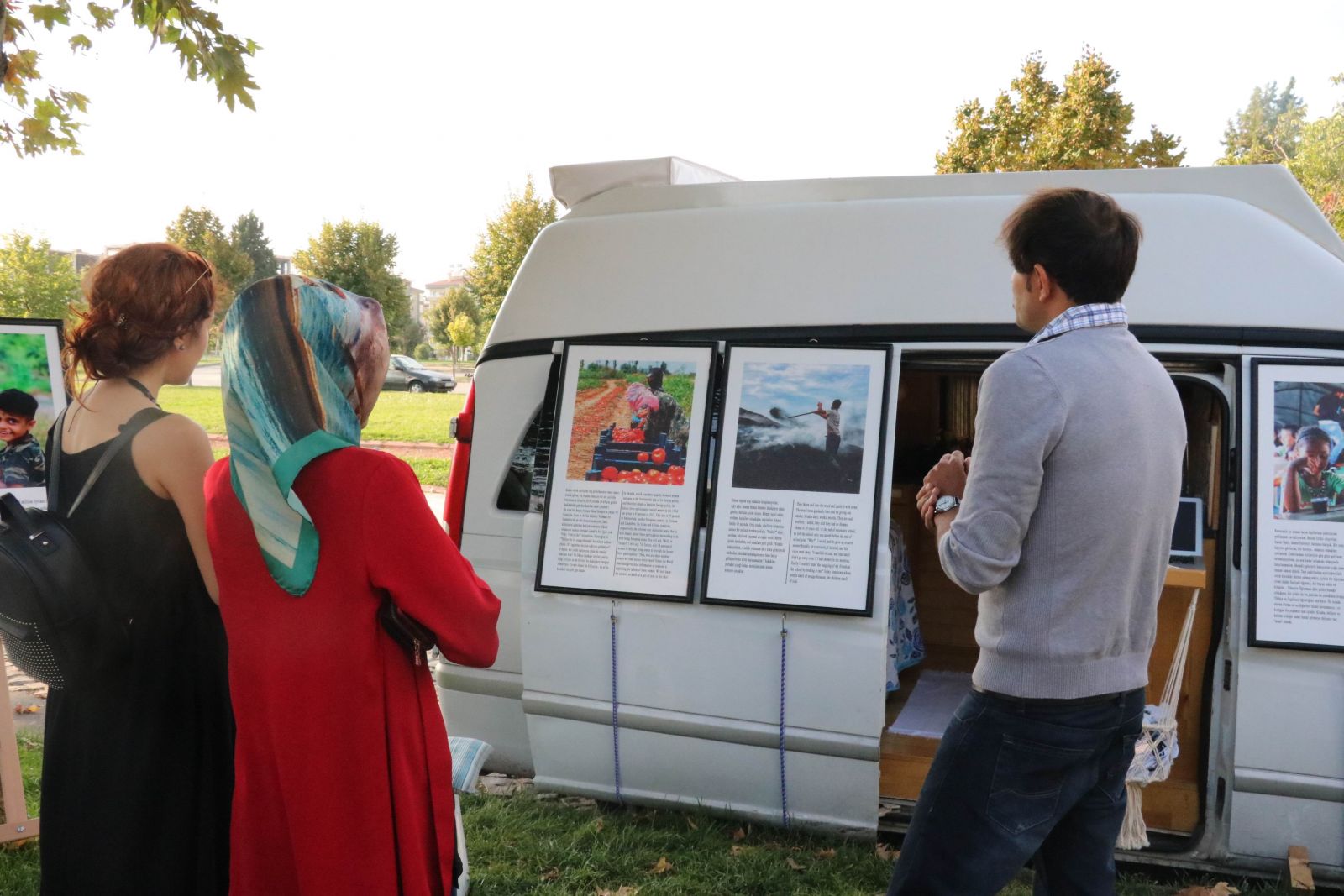 Mevsimlik işçileri fotoğraflamak için bakanlıktaki görevinden istifa edip karavan aldı