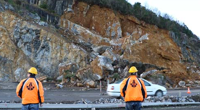 Zonguldak-İstanbul Karayolu'nda heyelan meydana geldi, yol kapandı