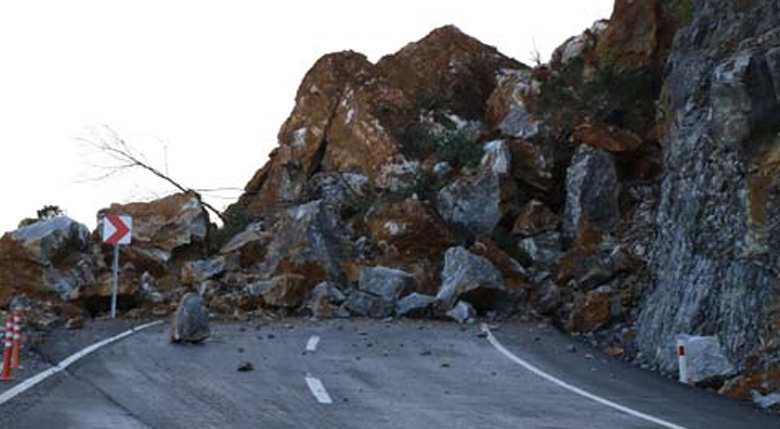 Zonguldak-İstanbul Karayolu'nda heyelan meydana geldi, yol kapandı